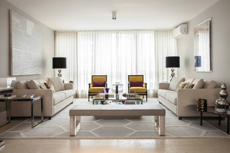 Para dar sensação de amplitude a essa sala, o arquiteto Leonardo Junqueira optou por um tapete central de nylon que envolve os sofás.
