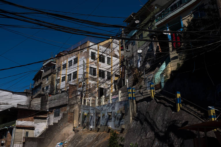 Curiosidade sobre como vivem pobres alimenta turismo nas favelas