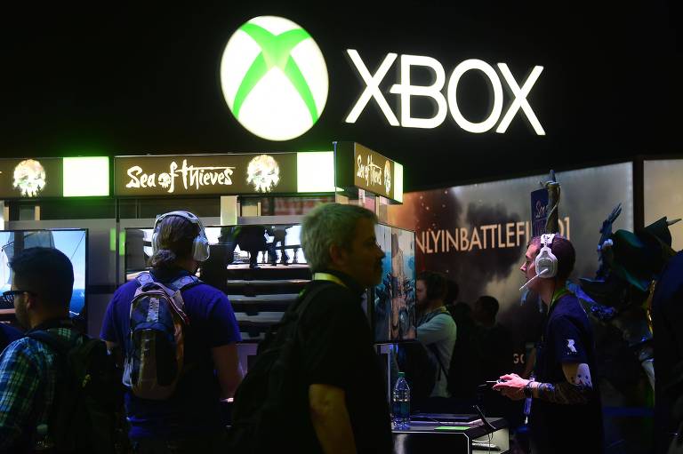 Um fã jogando 'Sea of Thieves' no Xbox na Eletronic Entertainment Expo (E3), na Califórnia 