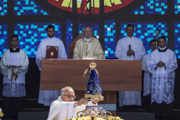 O reitor do Santuário Nacional de Aparecida, padre João Batista de Almeida, celebra missa dos 300 anos da padroeira do Brasil