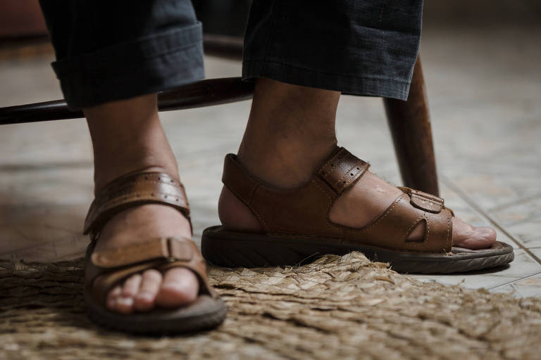 O italiano Cesare Battisti concede entrevista à Folha em sua casa,
em Cananeia (SP)