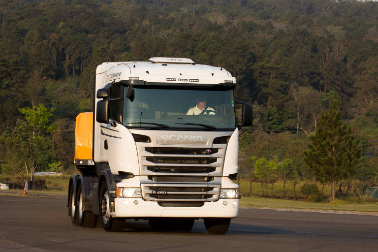 Scania R450, que tem sistema de alta pressão de injeção de combustível, para reduzir o consumo
