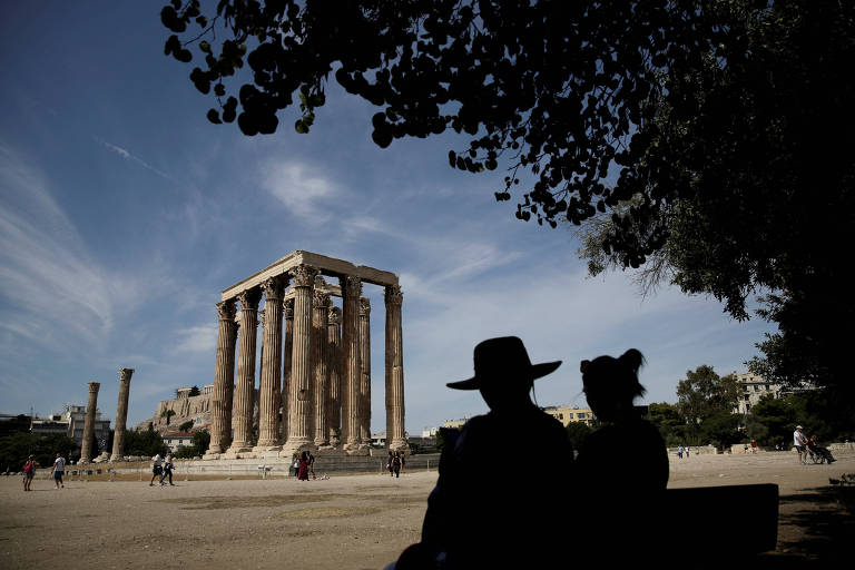 Turistas observam Templo de Zeus, em Atenas, na Grcia