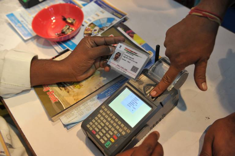 Indiano usa impressão digital no programa Aadhaar para retirar dinheiro de sua conta 