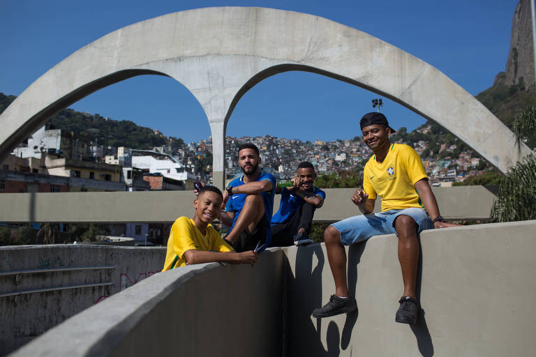 Os amigos barbeiros Julio, Igor, Romulo e Roger, que se juntaram e criaram o grupo "Guerreiros do Corte" da Rocinha, no Rio