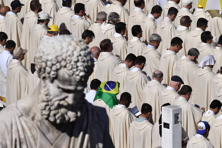 Prelates sit near a statue of St Peter during a holy mass for the canonization of 35 new saints on October 15, 2017 at St Peter's square in Vatican. Pope Francis celebrates a Holy Mass today with canonizations of 35 new saints, including thirty martyrs murdered in Brazil in the 17th century by Dutch Calvinists, three Mexican teenagers who died in the 16th century, and Italian Capuchin Angelo d'Acri and the Spanish priest Faustino of the Incarnation. / AFP PHOTO / Tiziana FABI