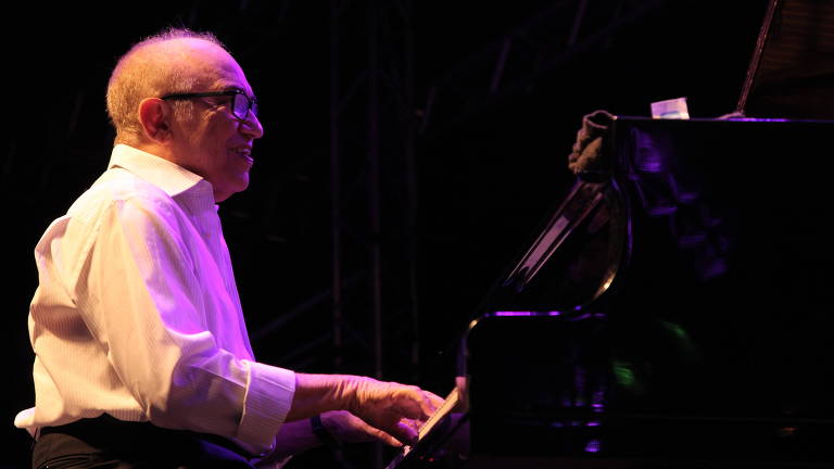 Amilton Godoy durante apresentao no festival Ilhabela in Jazz