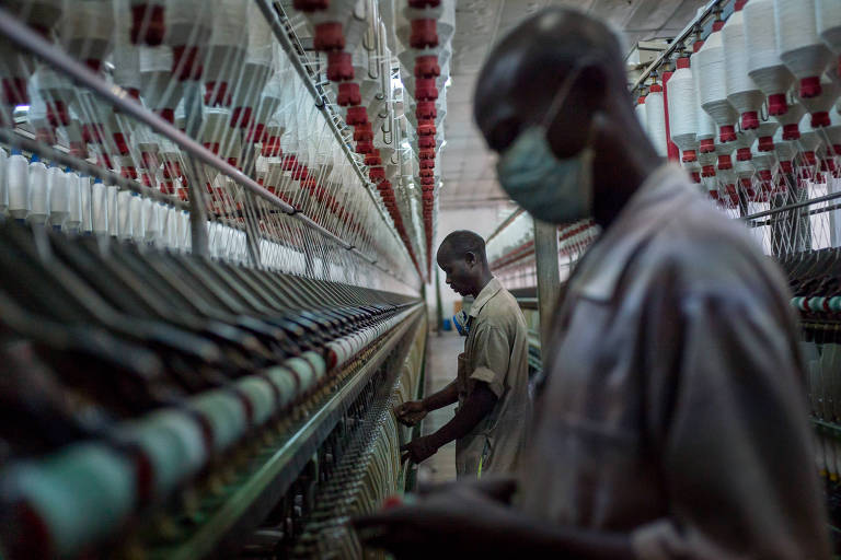 Trabalhadores em indústria têxtil em Utexrwa, Ruanda