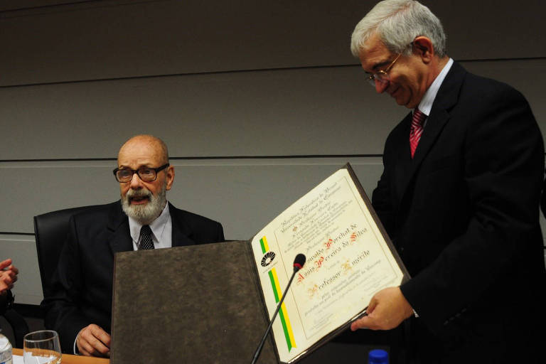 Oswaldo Porchat (esq.) recebe do reitor Fernando Costa ttulo de professor emrito da Unicamp em 2011