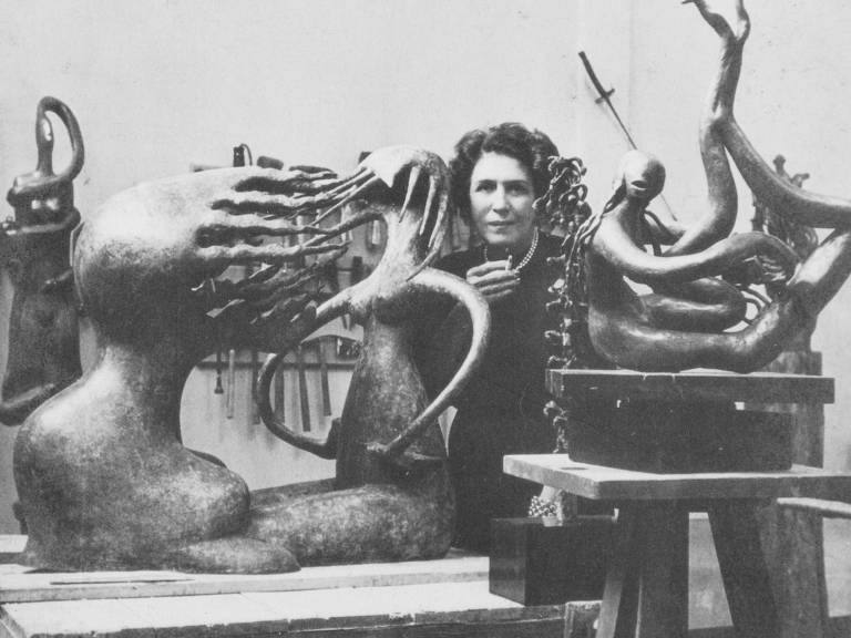 A escultora brasileira Maria Martins (1894-1973) entre suas obras