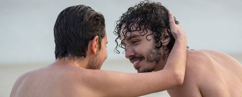 Carol Duarte e Gabriel Stauffer gravando cenas finais de 'A Força do Querer' na Praia de Ipanema