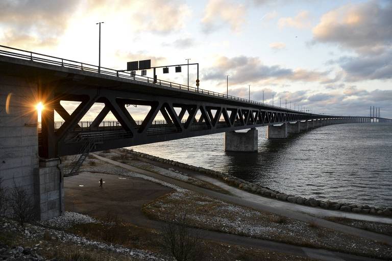 A ponte de Öresund, que liga Suécia e Dinamarca; construção inspirou seriado sueco no qual detetives dos dois países se unem para desvendar um crime cometido na ponte, que ganhou versão americana, adaptada para a fronteira entre EUA e México