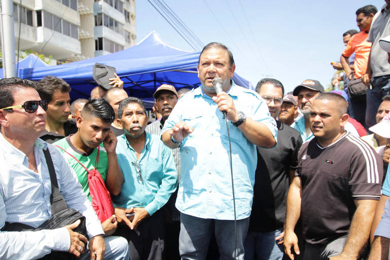 O candidato opositor em Bolivar, Andres Velasquez, protesta contra fraude na eleio 