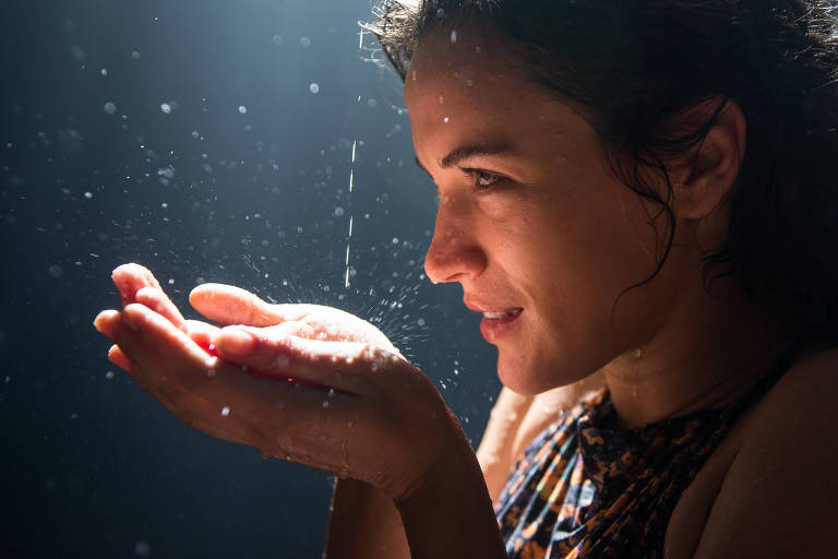 Bianca Bin como a personagem Clara de 'O Outro Lado do Paraíso'
