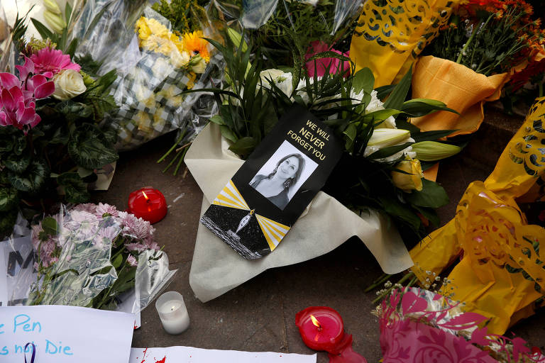 Flores e velas deixadas em memória da jornalista Daphne Caruana Galizia