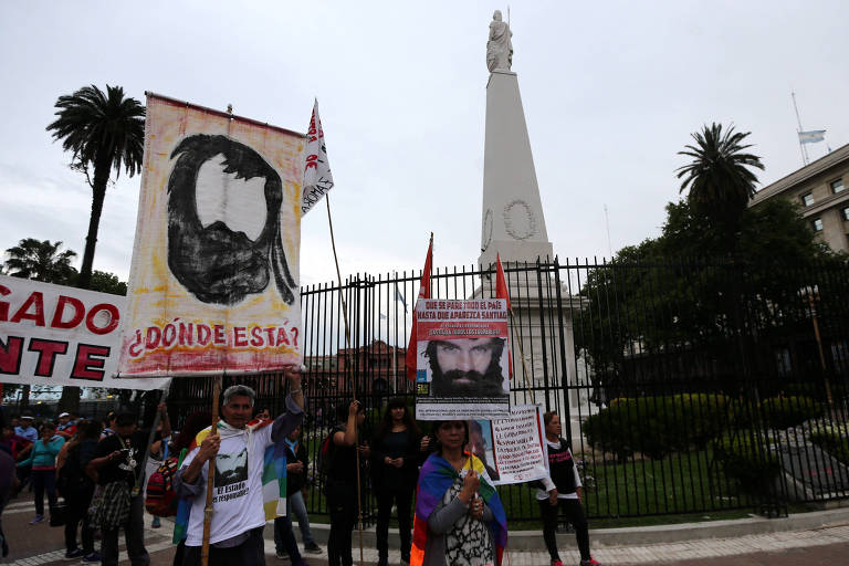 Manifestantes em Buenos Aires fazem ato sobre o desaparecimento de Santiago Maldonado
