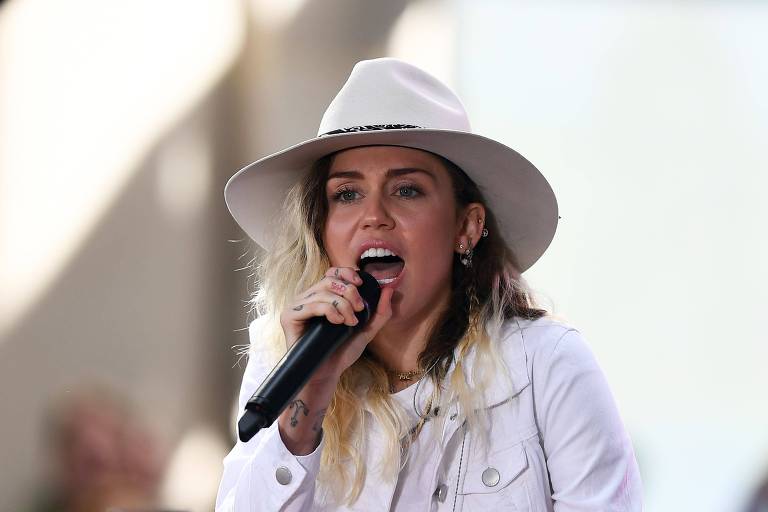 A cantora Miley Cyrus, uma das principais atrações do festival Woodstock 50, durante show em 2017