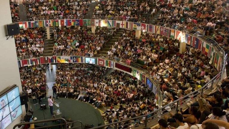 Palestras do pastor Nelson Junior sobre movimento "Eu Escolhi Esperar" chegam a reunir milhares de pessoas