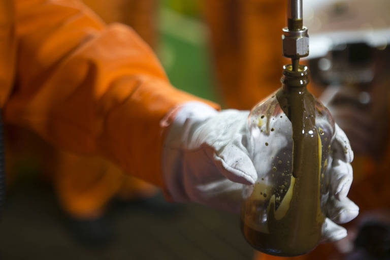 Leonardo Costa, coordenador de produção na plataforma de Garoupa, com óleo misturado com gás e água