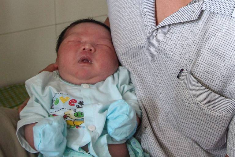 Vietnamita dá à luz bebê de sete quilos 