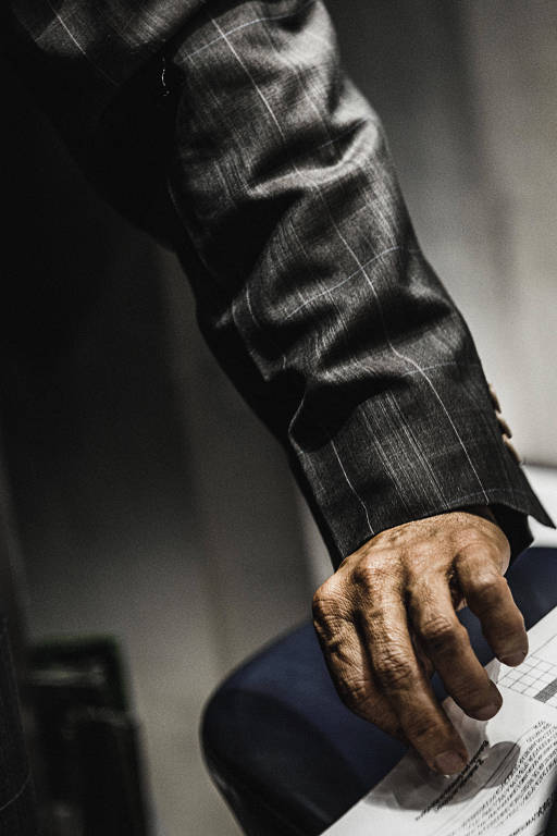 A artista passou cinco dias observando e retratando senadores da República em Brasília