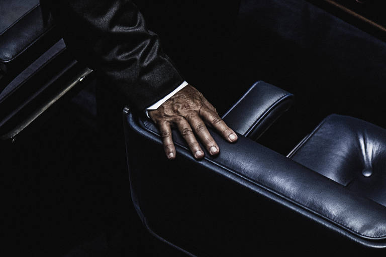 Fotografia da artista Sofia Borges para série "A Máscara, o Gesto e o Papel"