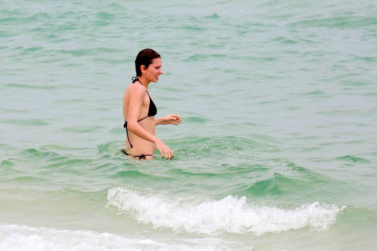 De férias após sucesso de 'A Força do Querer', Carol Duarte aproveita praia no Rio