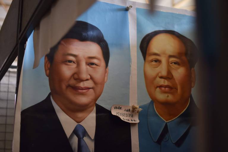 TOPSHOT - (FILES) This file picture taken on September 19, 2017 shows painted portraits of Chinese President Xi Jinping (L) and late communist leader Mao Zedong at a market in Beijing. China's Communist Party added President Xi Jinping's name to its constitution on October 24, 2017, confirming his status as the nation's most powerful leader in decades. / AFP PHOTO / GREG BAKER / TO GO WITH: CHINA-CONGRESS-POLITICS-MAO BY PATRICK BAERT XGTY ORG XMIT: GB10061