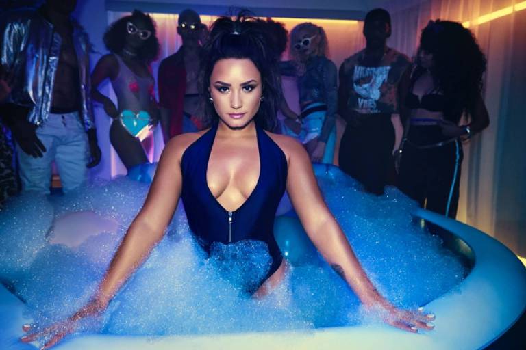 Demi Lovato no clipe "Sorry Not Sorry", que tem quase 200 milhes de visualizaes