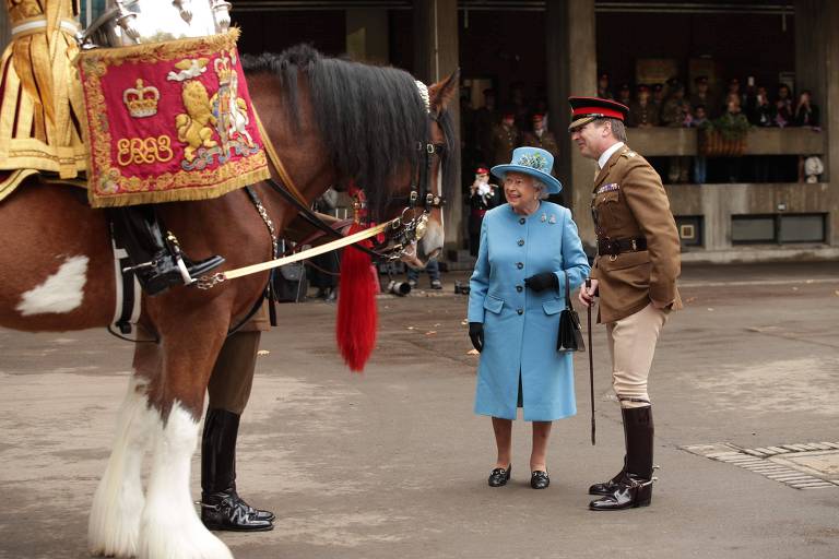 Rainha Elizabeth 2ª conhece cavalos reais