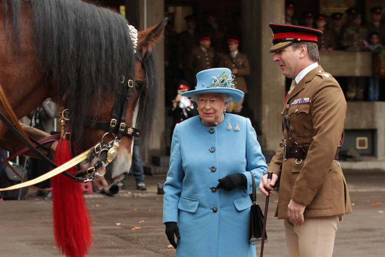 Rainha Elizabeth II conhece cavalos reais