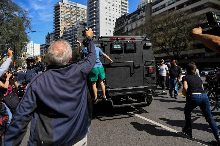 Polcia deixa a casa de Julio De Vido em Buenos Aires sem conseguir prend-lo