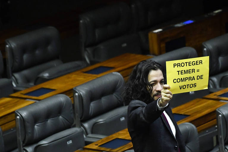 Jean Wyllys (PSOL-RJ) leva cartaz no julgamento da segunda denúncia contra o presidente Temer, no plenario da Câmara