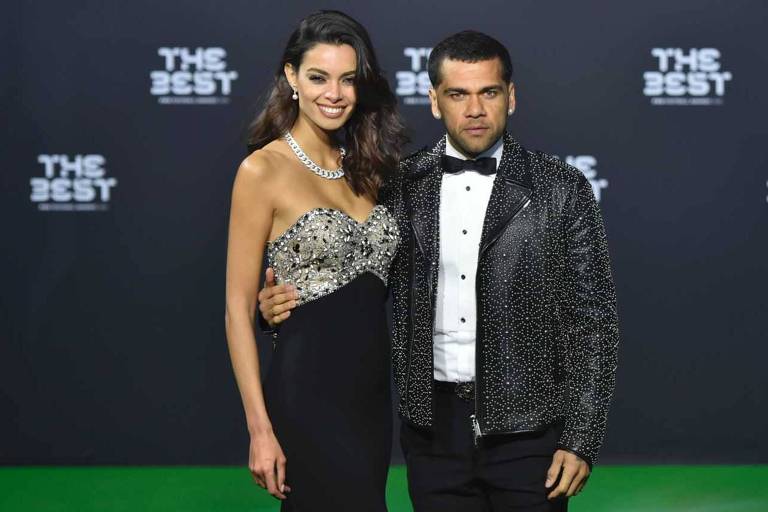Daniel Alves, lateral direito do Paris Saint-Germain e da seleção brasileira, com a mulher, a modelo espanhola Joana Sanz, na chegada à premiação de melhor do mundo da Fifa em 2016