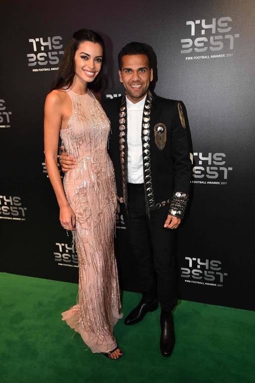 Daniel Alves, lateral direito do Paris Saint-Germain e da seleção brasileira, com a mulher, a modelo espanhola Joana Sanz, na chegada à premiação de melhor do mundo da Fifa em 2017, na última segunda-feira (23)
