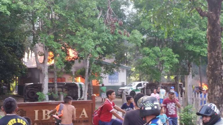 Garimpeiros queimam escritórios do Ibama, ICMBio e Incra no sul do AM