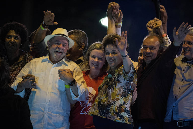Resultado de imagem para Não posso lançar Dilma candidata a nada porque ela não quer, diz Lula