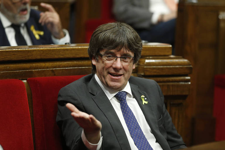 Carles Puigdemont, ex-presidente da Catalunha, durante sesso do Parlamento regional na sexta (27) 