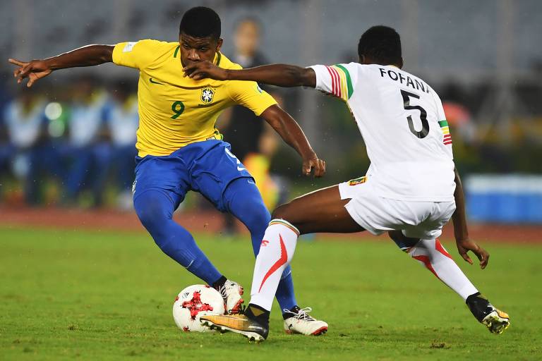 O atacante Lincoln é marcado por Fafana, de Ghana, no último Mundial sub-17, em 2017