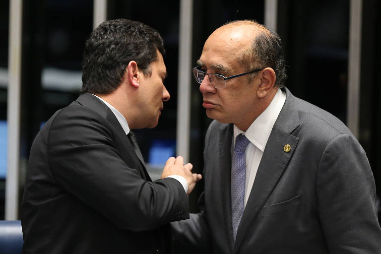 Em dezembro de 2016, Sergio Moro conversa com o presidente do presidente do TSE, Gilmar Mendes, durante sessão de debates no plenário do Senado sobre o PL 280/2016, que trata do abuso de autoridade