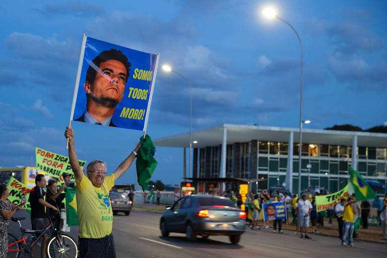 Em março de 2016, manifestantes levam cartazes de apoio ao juiz Sergio Moro durante protesto contra o ministro do STF Teori Zavaski em frente ao Supremo, em Brasília; Teori deu ordem para que o juiz Sergio Moro envie ao STF as investigações que envolvem o ex-presidente Lula na Lava Jato