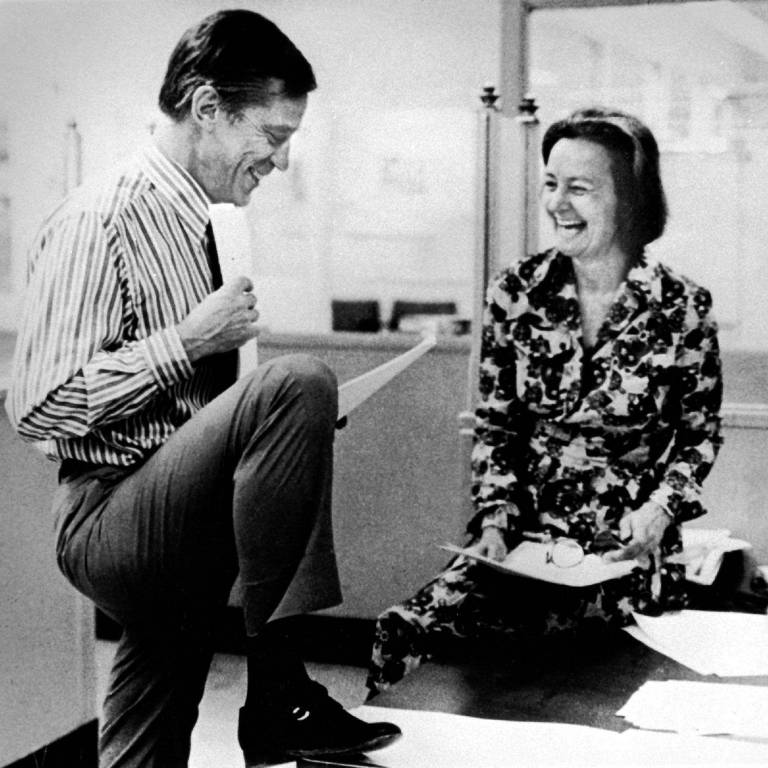Katharine Graham, dona e executiva do jornal "The Washington Post", com o editor Ben Bradlee, em Washington
