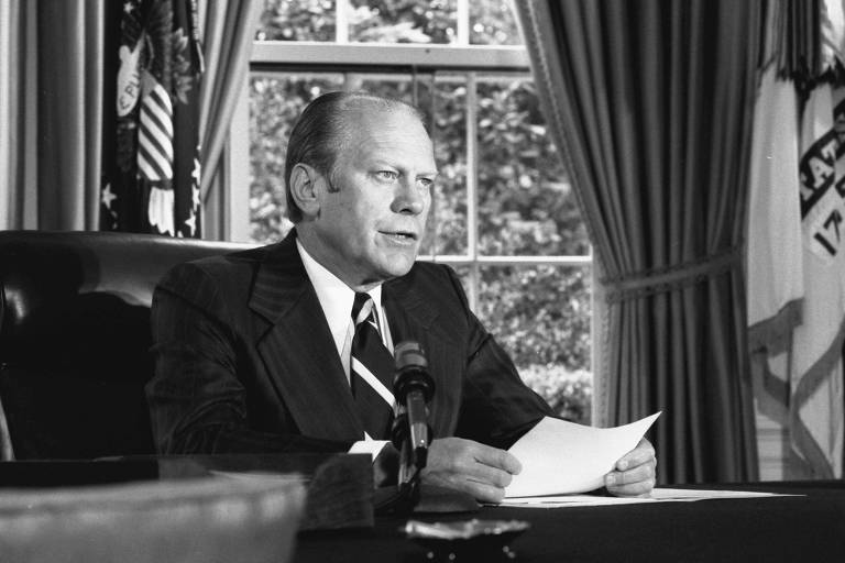 O ex-presidente dos Estados Unidos Gerald Ford anuncia o perdão a Richard Nixon