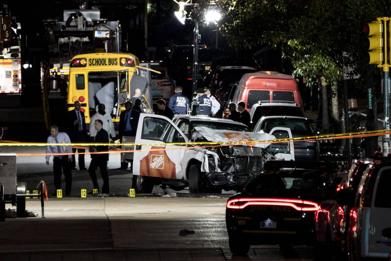 Peritos inspecionam local onde caminhonete bateu em nibus aps ataque em Nova York