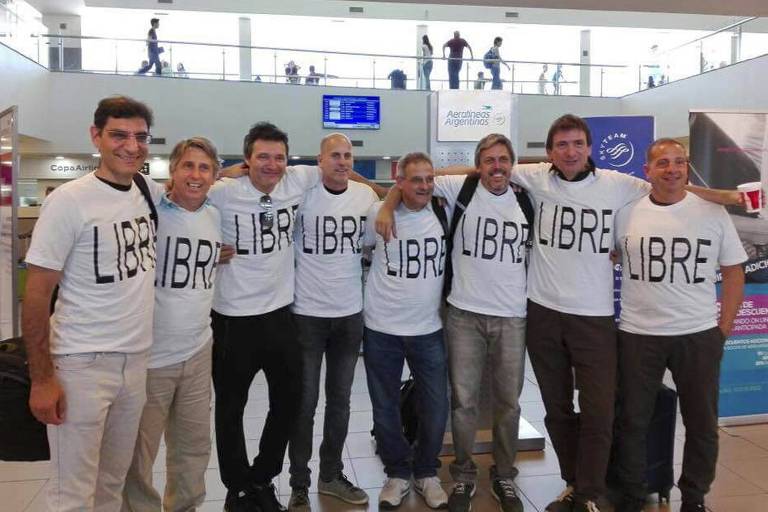 Grupo de amigos argentinos ao embarcar para Nova York 