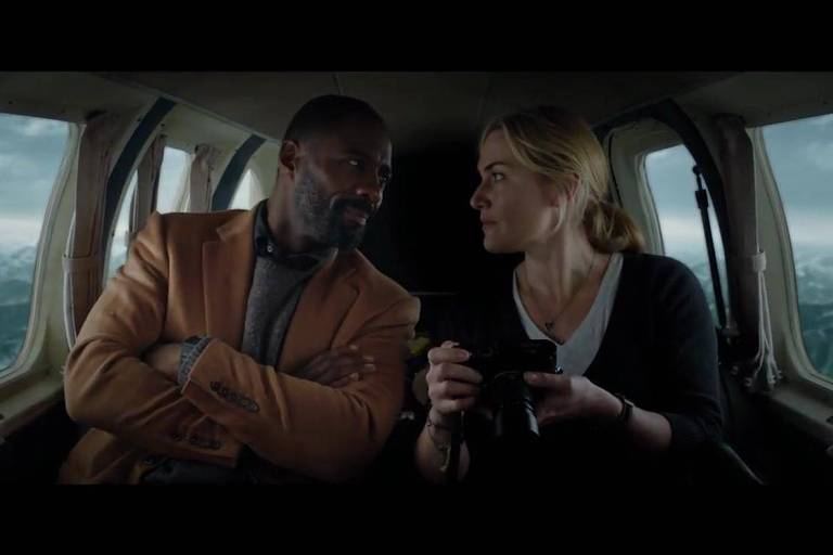 Kate Winslet e Idris Elba em cena do filme "Depois Daquela Montanha"