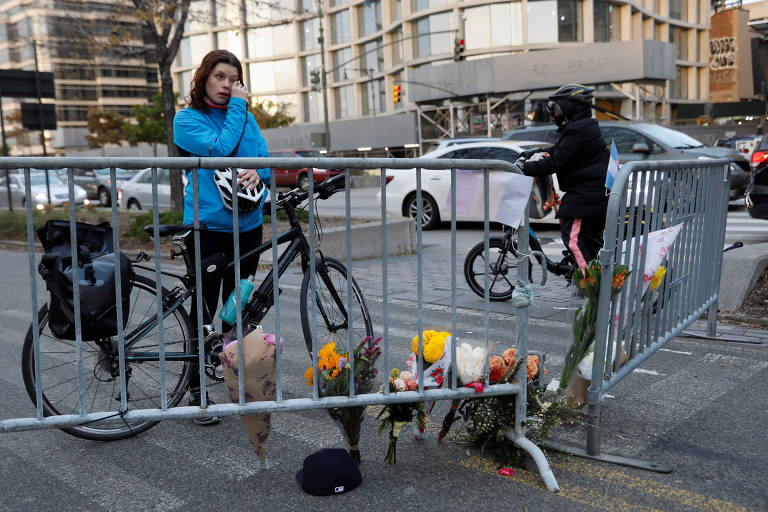Ciclista chora ao homenagear as vtimas no dia seguinte ao ataque terrorista em Nova York