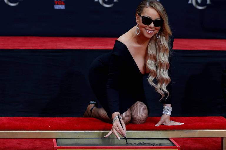 Mariah Carey é homenageada no TCL Chinese Theater em Los Angeles, na Califórnia (EUA)