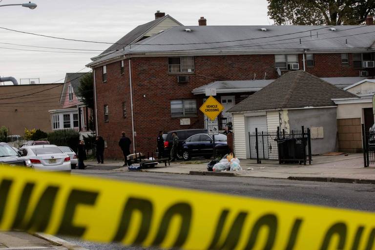 Policiais e agentes do FBI investigam o apartamento de Sayfullah Saipov em Paterson, Nova Jersey