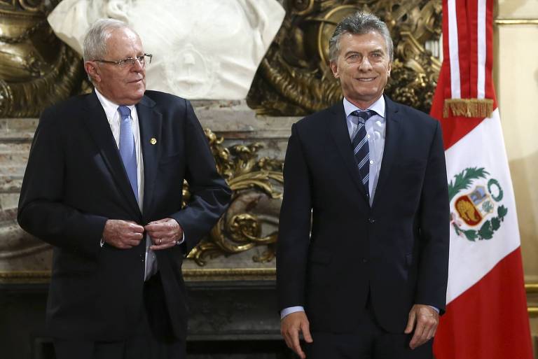 Os presidentes do Peru, Pedro Pablo Kuczynski (esq), e da Argentina, Mauricio Macri, em encontro na Casa Rosada, em Buenos Aires